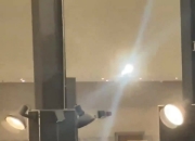 放松备战欧国联！🎥C罗在苏格兰酒店泳池玩水上滑梯