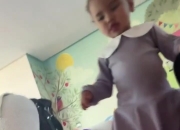 太萌了🤩内马尔晒陪女儿玩耍视频：女儿帮内马尔戴帽，随后击掌