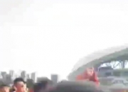 😨一泰山球迷在球场外烧武磊球衣，多人高喊：武磊傻X