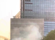燥起来！泰山队出发前往球场，球迷聚集在酒店外燃放烟火助阵