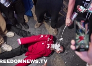 疯了！纽约球迷毁坏吹杨头像玩偶撕毁步行者球衣 最终被警察驱逐