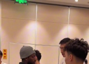 🤝赛后握手拥抱！新疆男篮对手：场下是兄弟是朋友！