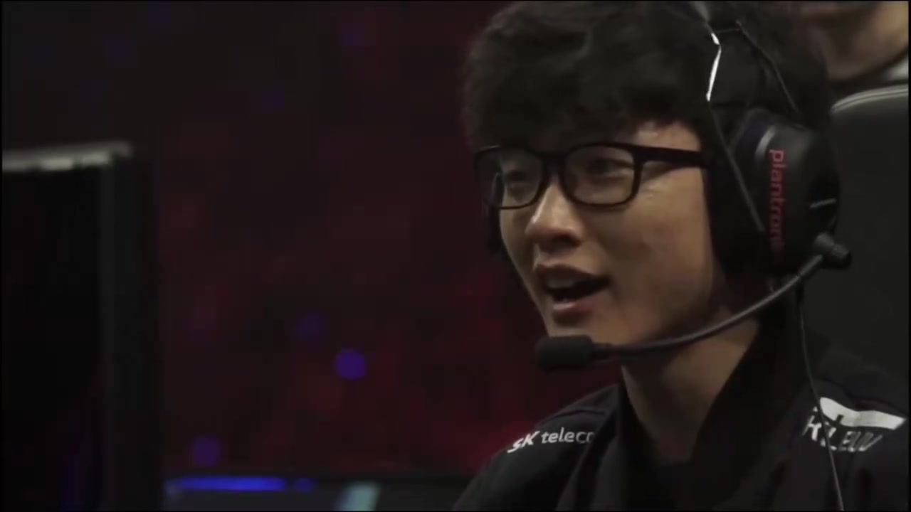 盘点Faker五次夺冠表情对比:首冠直接笑嘻 第五冠从容不迫~
